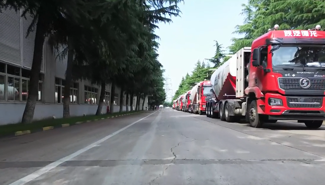 大單!100臺#粉罐半掛車 陸續(xù)發(fā)車，震撼#航拍