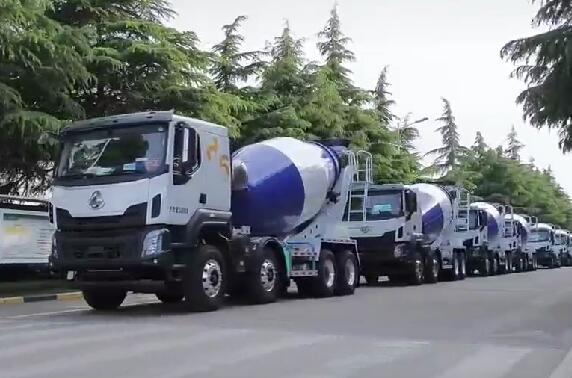 市場如此火爆，一批批新車交付用戶。場面壯觀！